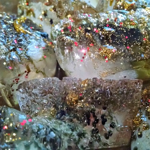 Entertain the kids with this quick and easy ice art and kitchen science experiment! Create beautiful process art with ice while learning about the reaction between ice and salt.
